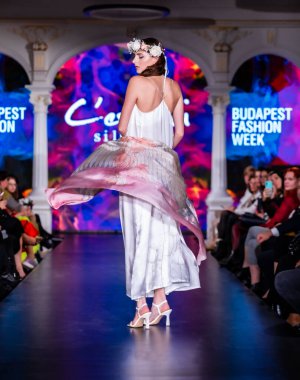Budapeşte Macaristan, 22 Kasım: Budapeşte Moi İpek Sanatı Moda Haftası modeli podyumda 
