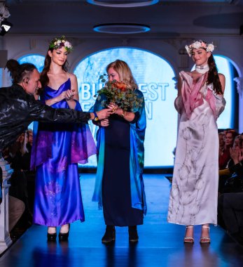 Budapeşte Macaristan, 22 Kasım: Budapeşte Moi İpek Sanatı Moda Haftası modeli podyumda 