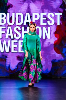 Budapeşte Macaristan, 22 Kasım: Budapeşte Moi İpek Sanatı Moda Haftası modeli podyumda 