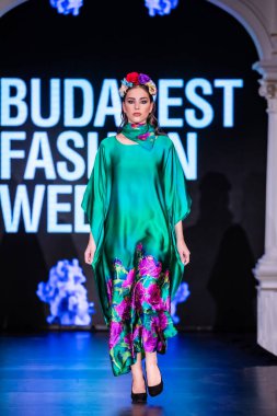 Budapeşte Macaristan, 22 Kasım: Budapeşte Moi İpek Sanatı Moda Haftası modeli podyumda 