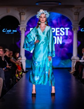 Budapeşte Macaristan, 22 Kasım: Budapeşte Moi İpek Sanatı Moda Haftası modeli podyumda 