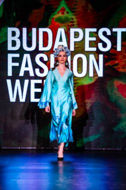 Budapeşte Macaristan, 22 Kasım: Budapeşte Moi İpek Sanatı Moda Haftası modeli podyumda 