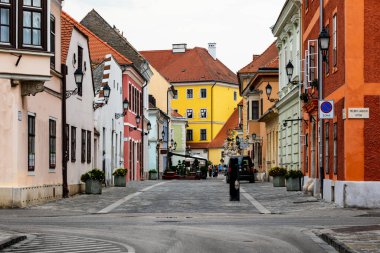 Gyor Macaristan 11 Mayıs 2025: Macaristan 'ın Gyor kentindeki Kayıp Ahit Sandığı. Tipik Barok sokak sahnesi. Binalar ve kaldırımlı meydan.