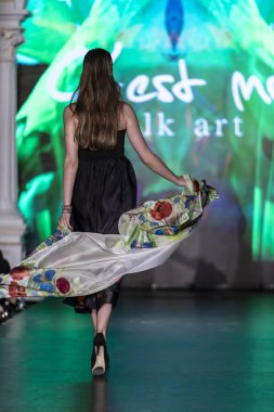 Macaristan Budapeşte 20 Eylül 2023 Budapeşte Moda Haftası. C 'Est Moi İpek Sanat Koleksiyonu. İpek modasının önde gelen tasarımcılarından biri..