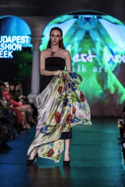 Macaristan Budapeşte 20 Eylül 2023 Budapeşte Moda Haftası. C 'Est Moi İpek Sanat Koleksiyonu. İpek modasının önde gelen tasarımcılarından biri..