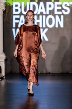 Macaristan Budapeşte 20 Eylül 2023 Budapeşte Moda Haftası. C 'Est Moi İpek Sanat Koleksiyonu. İpek modasının önde gelen tasarımcılarından biri..