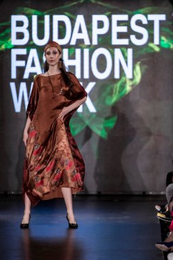 Macaristan Budapeşte 20 Eylül 2023 Budapeşte Moda Haftası. C 'Est Moi İpek Sanat Koleksiyonu. İpek modasının önde gelen tasarımcılarından biri..