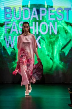 Macaristan Budapeşte 20 Eylül 2023 Budapeşte Moda Haftası. C 'Est Moi İpek Sanat Koleksiyonu. İpek modasının önde gelen tasarımcılarından biri..