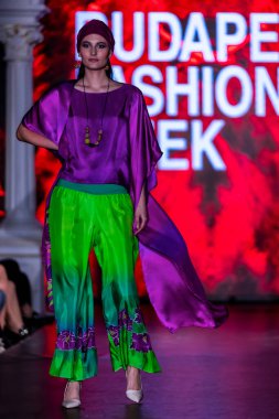 Macaristan Budapeşte 20 Eylül 2023 Budapeşte Moda Haftası. C 'Est Moi İpek Sanat Koleksiyonu. İpek modasının önde gelen tasarımcılarından biri..