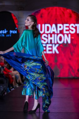 Macaristan Budapeşte 20 Eylül 2023 Budapeşte Moda Haftası. C 'Est Moi İpek Sanat Koleksiyonu. İpek modasının önde gelen tasarımcılarından biri..