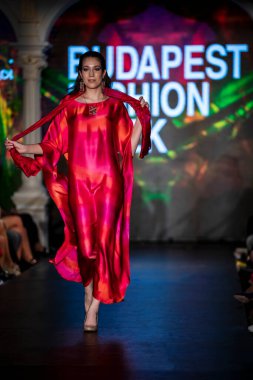 Macaristan Budapeşte 20 Eylül 2023 Budapeşte Moda Haftası. C 'Est Moi İpek Sanat Koleksiyonu. İpek modasının önde gelen tasarımcılarından biri..