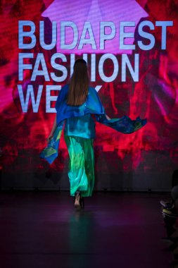 Macaristan Budapeşte 20 Eylül 2023 Budapeşte Moda Haftası. C 'Est Moi İpek Sanat Koleksiyonu. İpek modasının önde gelen tasarımcılarından biri..