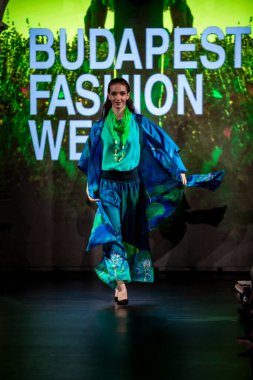 Macaristan Budapeşte 20 Eylül 2023 Budapeşte Moda Haftası. C 'Est Moi İpek Sanat Koleksiyonu. İpek modasının önde gelen tasarımcılarından biri..