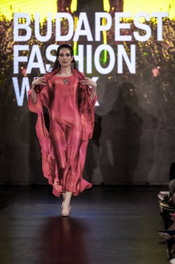 Macaristan Budapeşte 20 Eylül 2023 Budapeşte Moda Haftası. C 'Est Moi İpek Sanat Koleksiyonu. İpek modasının önde gelen tasarımcılarından biri..