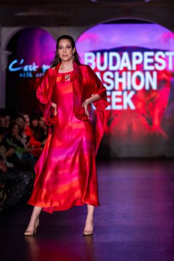Macaristan Budapeşte 20 Eylül 2023 Budapeşte Moda Haftası. C 'Est Moi İpek Sanat Koleksiyonu. İpek modasının önde gelen tasarımcılarından biri..