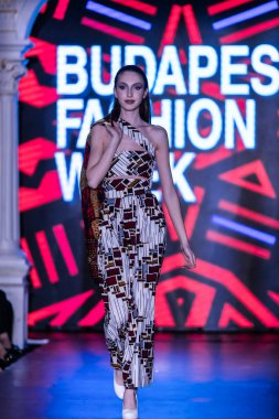 Macaristan Budapeşte 20 Eylül 2023 Budapeşte Moda Haftası. Abanoz Şehir Koleksiyonu. Kusursuz bir moda tasarımı..