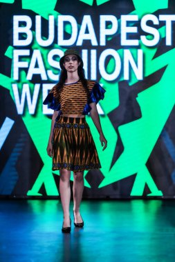 Macaristan Budapeşte 20 Eylül 2023 Budapeşte Moda Haftası. Abanoz Şehir Koleksiyonu. Kusursuz bir moda tasarımı..