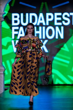 Macaristan Budapeşte 20 Eylül 2023 Budapeşte Moda Haftası. Abanoz Şehir Koleksiyonu. Kusursuz bir moda tasarımı..