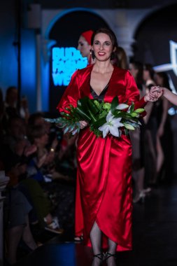 Macaristan Budapeşte 20 Eylül 2023 Budapeşte Moda Haftası. MAIA Koleksiyonu. Renkler ve tasarım bu tasarımcının 