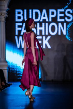 Macaristan Budapeşte 20 Eylül 2023 Budapeşte Moda Haftası. MAIA Koleksiyonu. Renkler ve tasarım bu tasarımcının 