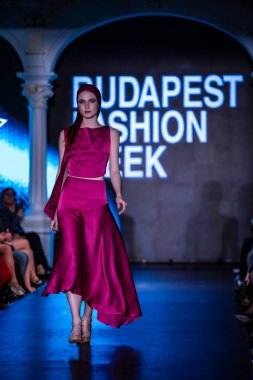 Macaristan Budapeşte 20 Eylül 2023 Budapeşte Moda Haftası. MAIA Koleksiyonu. Renkler ve tasarım bu tasarımcının 