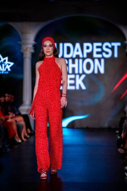 Macaristan Budapeşte 20 Eylül 2023 Budapeşte Moda Haftası. MAIA Koleksiyonu. Renkler ve tasarım bu tasarımcının 