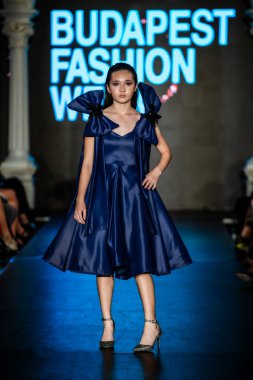 Macaristan Budapeşte 20 Eylül 2023 Budapeşte Moda Haftası. Mitch Desunia London. Tahsilat. Önde gelen İngiliz tasarımcılardan biri.. 