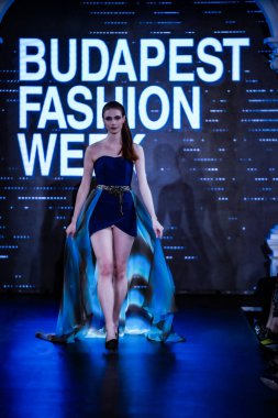 Macaristan Budapeşte 20 Eylül 2023 Budapeşte Moda Haftası. Mitch Desunia London. Tahsilat. Önde gelen İngiliz tasarımcılardan biri.. 