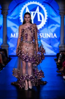 Macaristan Budapeşte 20 Eylül 2023 Budapeşte Moda Haftası. Mitch Desunia London. Tahsilat. Önde gelen İngiliz tasarımcılardan biri.. 