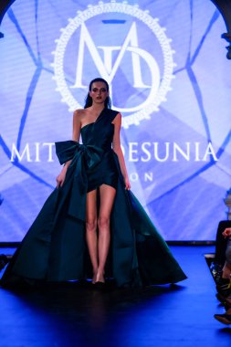 Macaristan Budapeşte 20 Eylül 2023 Budapeşte Moda Haftası. Mitch Desunia London. Tahsilat. Önde gelen İngiliz tasarımcılardan biri.. 