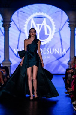 Macaristan Budapeşte 20 Eylül 2023 Budapeşte Moda Haftası. Mitch Desunia London. Tahsilat. Önde gelen İngiliz tasarımcılardan biri.. 