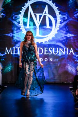 Macaristan Budapeşte 20 Eylül 2023 Budapeşte Moda Haftası. Mitch Desunia London. Tahsilat. Önde gelen İngiliz tasarımcılardan biri.. 