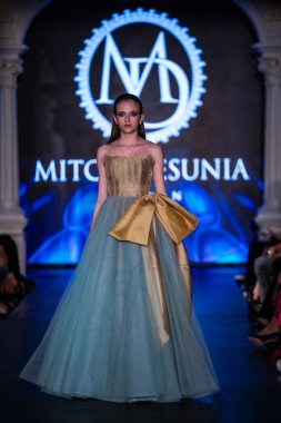 Macaristan Budapeşte 20 Eylül 2023 Budapeşte Moda Haftası. Mitch Desunia London. Tahsilat. Önde gelen İngiliz tasarımcılardan biri.. 