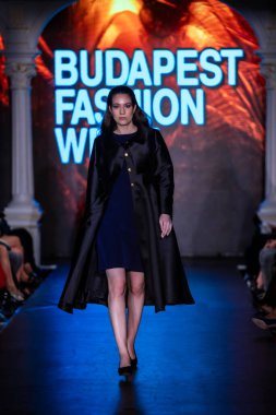 Macaristan Budapeşte 20 Eylül 2023 Budapeşte Moda Haftası. Mitch Desunia London. Tahsilat. Önde gelen İngiliz tasarımcılardan biri.. 