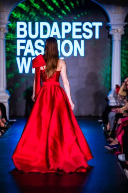 Macaristan Budapeşte 20 Eylül 2023 Budapeşte Moda Haftası. Mitch Desunia London. Tahsilat. Önde gelen İngiliz tasarımcılardan biri.. 