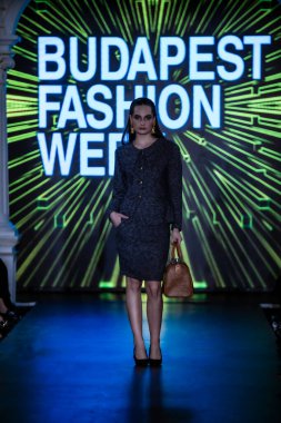 Macaristan Budapeşte 20 Eylül 2023 Budapeşte Moda Haftası. Mitch Desunia London. Tahsilat. Önde gelen İngiliz tasarımcılardan biri.. 