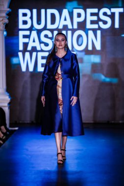 Macaristan Budapeşte 20 Eylül 2023 Budapeşte Moda Haftası. Mitch Desunia London. Tahsilat. Önde gelen İngiliz tasarımcılardan biri.. 