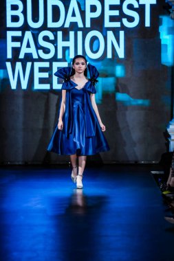 Macaristan Budapeşte 20 Eylül 2023 Budapeşte Moda Haftası. Mitch Desunia London. Tahsilat. Önde gelen İngiliz tasarımcılardan biri.. 