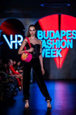 Macaristan Budapeşte 20 Eylül 2023 Budapeşte Moda Haftası. VHR Koleksiyonu. Cesurca ve çok seçkin bir moda tasarımı..