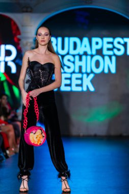 Macaristan Budapeşte 20 Eylül 2023 Budapeşte Moda Haftası. VHR Koleksiyonu. Cesurca ve çok seçkin bir moda tasarımı..