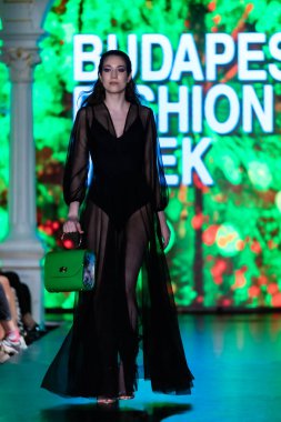 Macaristan Budapeşte 20 Eylül 2023 Budapeşte Moda Haftası. VHR Koleksiyonu. Cesurca ve çok seçkin bir moda tasarımı..