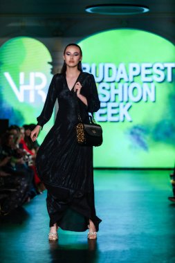 Macaristan Budapeşte 20 Eylül 2023 Budapeşte Moda Haftası. VHR Koleksiyonu. Cesurca ve çok seçkin bir moda tasarımı..