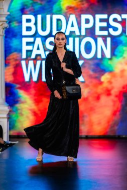 Macaristan Budapeşte 20 Eylül 2023 Budapeşte Moda Haftası. VHR Koleksiyonu. Cesurca ve çok seçkin bir moda tasarımı..