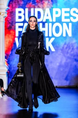Macaristan Budapeşte 20 Eylül 2023 Budapeşte Moda Haftası. VHR Koleksiyonu. Cesurca ve çok seçkin bir moda tasarımı..
