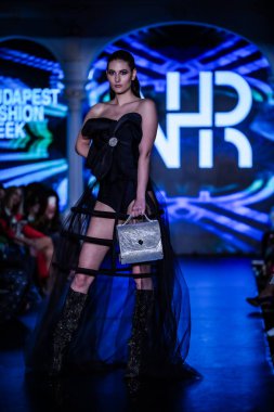 Macaristan Budapeşte 20 Eylül 2023 Budapeşte Moda Haftası. VHR Koleksiyonu. Cesurca ve çok seçkin bir moda tasarımı..