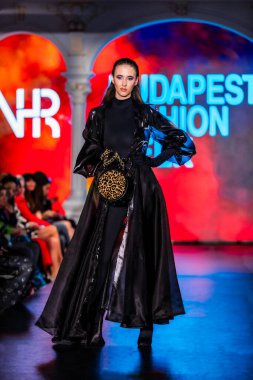 Macaristan Budapeşte 20 Eylül 2023 Budapeşte Moda Haftası. VHR Koleksiyonu. Cesurca ve çok seçkin bir moda tasarımı..