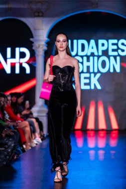 Macaristan Budapeşte 20 Eylül 2023 Budapeşte Moda Haftası. VHR Koleksiyonu. Cesurca ve çok seçkin bir moda tasarımı..