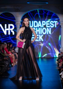 Macaristan Budapeşte 20 Eylül 2023 Budapeşte Moda Haftası. VHR Koleksiyonu. Cesurca ve çok seçkin bir moda tasarımı..