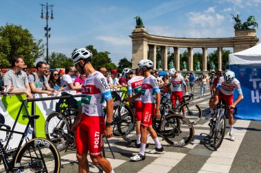 Budapeşte Aç 11 Mayıs 2024: Tour de Hongrie bisiklet yarışı 4. aşama (Budapeşte - Etyek) Sporcular başlamaya hazırlanıyor.