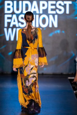 Macaristan Budapeşte. 21 Eylül 2023: Budapeşte Moda Haftası. Andrea Zimits Koleksiyonu. Cesurca ve çok seçkin bir moda tasarımı..